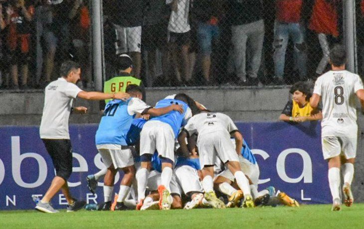 Batacazo. Claypole eliminó a Newells de la Copa Argentina.
