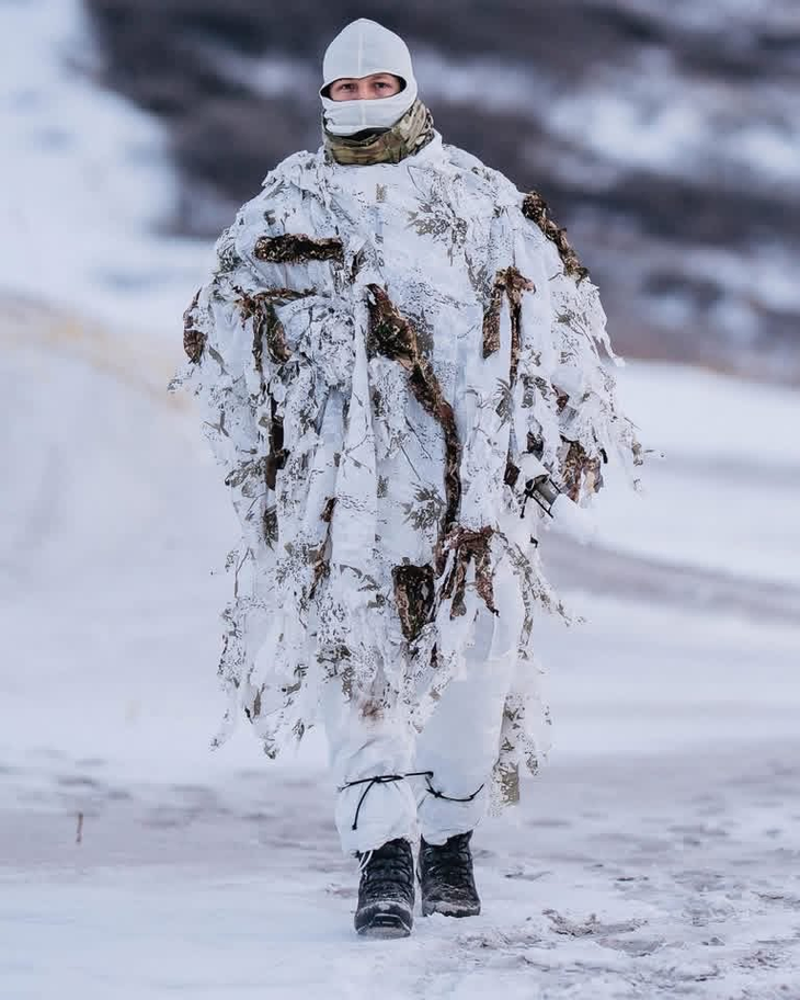 Un soldado de la armada real danesa, práctica ejercicios militares en Groenlandia. Un soldado de la armada real danesa, práctica ejercicios militares en Groenlandia.