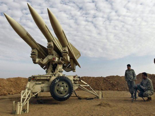 Miembros del ejército iraní en pleno lanzamiento de misiles.