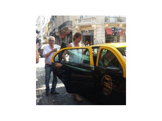 Pallarols abordó un taxi frente a su taller en San Telmo para entregar al gobierno entrante el bastón presidencial. Foto: Belén Papa Orfano.