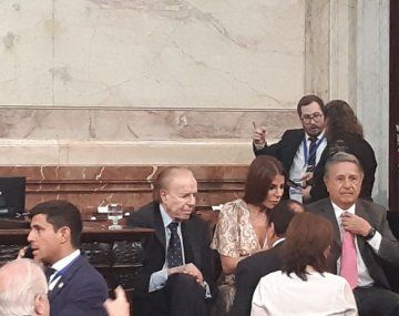 Como en viejas épocas, el expresidente Eduardo Duhalde se sentó junto a Carlos Menem y su hija Zulemita en una ubicación preferencial. 