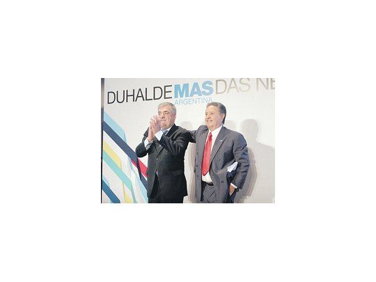 Políticas de Estado en el bolsillo. Eduardo Duhalde presentó ayer en un hotel de Retiro la fórmula presidencial de Unión Popular junto al chubutense Mario Das Neves.