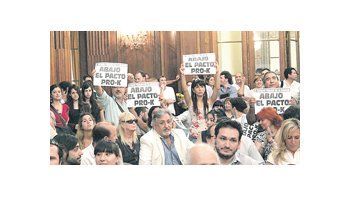 Grupos de vecinos, ayer en la Legislatura porteña, participaron de audiencias públicas sobre distintos proyectos, como el remate del edificio ex Mercado del Plata y la construcción de una playa de carga y descarga en el Parque Roca.