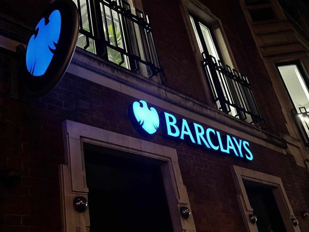 Barclays muestra confianza en el crecimiento del S&P 500 para 2025, destacando el impacto positivo de una economía resiliente y el sólido desempeño de las grandes tecnológicas.