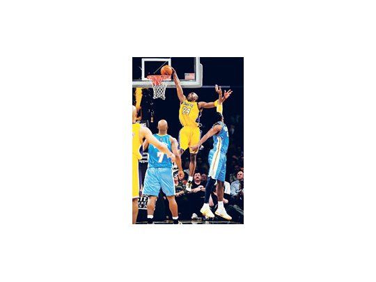 Kobe Bryant encesta la pelota ante la oposición de Nene.