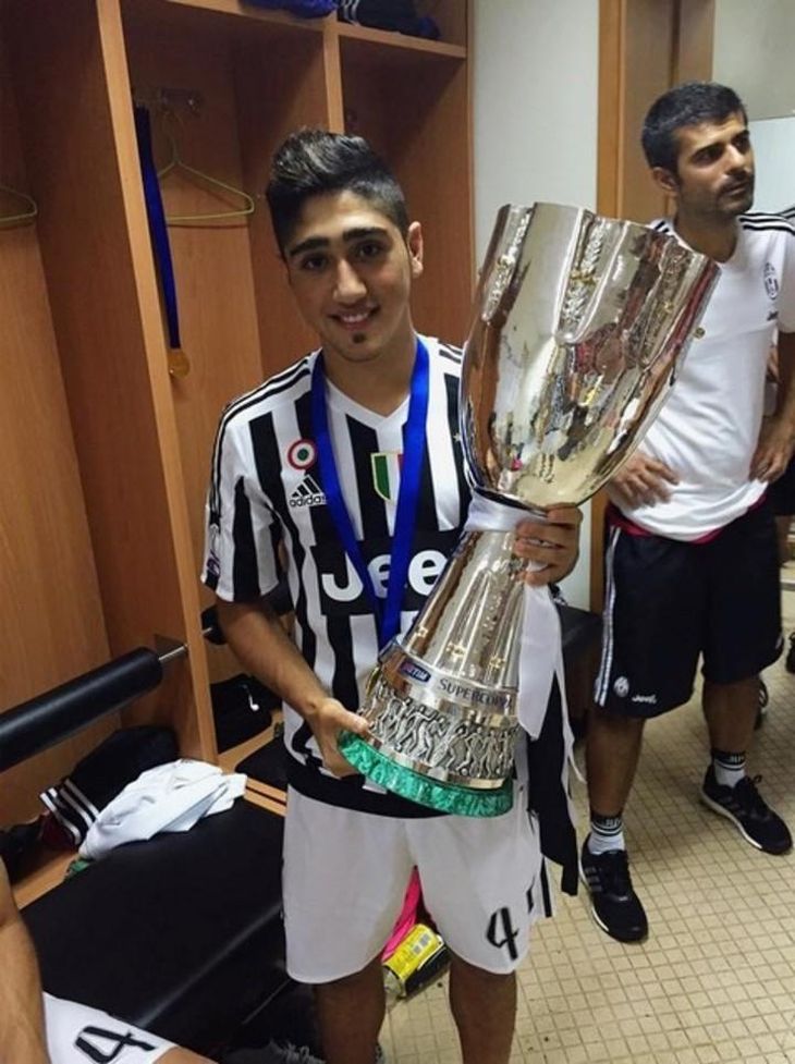The photo was not missing: Juventus won the Italian Super Cup in 2015 and the youth traveled with the delegation. Even though he was left out of the substitute bench, he still had the pleasure of being able to celebrate with his teammates. The photo was not missing: Juventus won the Italian Super Cup in 2015 and the youth traveled with the delegation. Even though he was left out of the substitute bench, he still had the pleasure of being able to celebrate with his teammates.