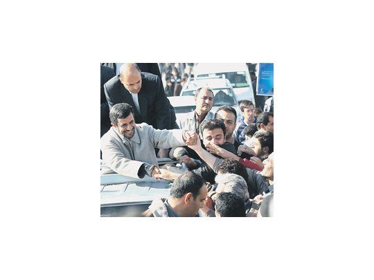 El negacionista del Holocausto y presidente iraní, Mahmud Ahmadineyad, participó ayer de un acto con seguidores en la ciudad de Chaharmahal Bakhtiari.