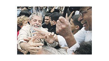 ámbito.com | Los sectores humildes brasileños ven al presidente Lula da Silva como un hijo del pueblo, capaz de hablar su propio lenguaje y de entender sus necesidades.
