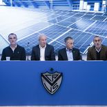 El presidente de Vélez Fabián Berlanda y el vice 3ª Nelson Pugliese junto a las autoridades de Corven, la empesa encargada de la instalación de los paneles que generan luz solar para el club. El presidente de Vélez Fabián Berlanda y el vice 3ª Nelson Pugliese junto a las autoridades de Corven, la empesa encargada de la instalación de los paneles que generan luz solar para el club.