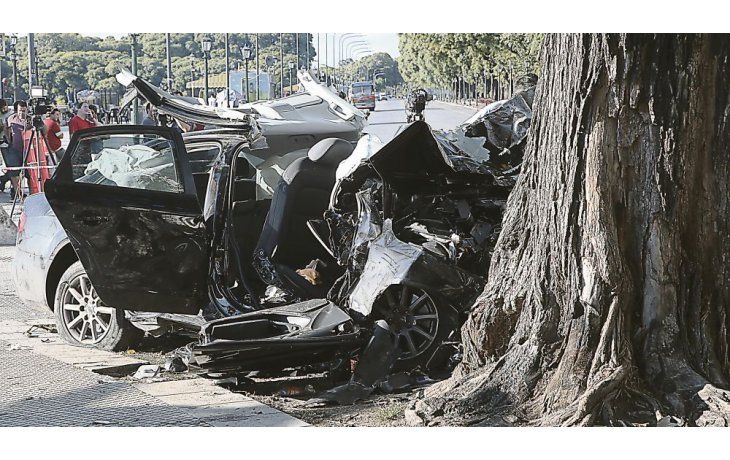 DESTRUIDO. El Audi en el que se trasladaban las víctimas quedó completamente destruido dado que el impacto fue muy violento. Ocurrió en Avenida Calabria y Azucena Villaflor.