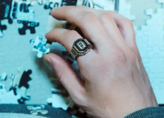 Un diseño inesperado que ya intriga a millones: este reloj en formato anillo desafía lo clásico y propone una nueva forma de ver la hora. Un diseño inesperado que ya intriga a millones: este reloj en formato anillo desafía lo clásico y propone una nueva forma de ver la hora.