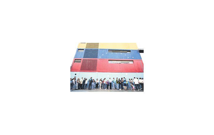 Votantes hacen fila en un centro electoral de Petare, en Caracas.