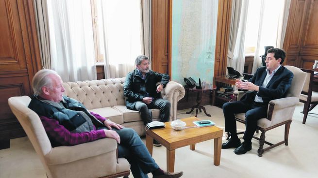 Planes.&nbsp; El ministro Wado de Pedro ayer al mediodía con Andrés Rodríguez y Gerardo Martínez.