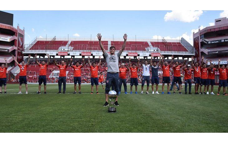 Independiente presentó el trofeo a los miles de hinchas que se acercaron al Libertadores de América (Twitter oficial del club).