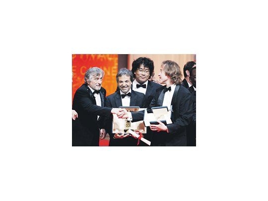 Pablo Giorgelli sostiene su Cámara de Oro ganada en Cannes, mientras Robert De Niro saluda a Bill Pohlad, productor del film que ganó el premio mayor.