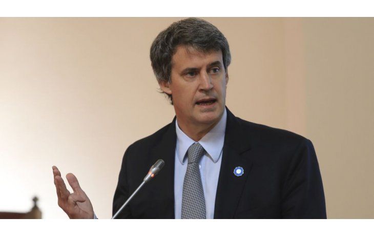 Prat Gay les remarcó a los que quieran adherir (al blanqueo), que insistan más allá de los bancos, porque advirtió que es mucho más barato pagar ahora la multa de 10% que el año que viene, que puede ser de 65%, de total de activos que tengan sin declarar.