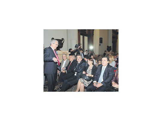 Julián Domínguez acomodó a Carlos Kunkel, Ricardo Gil Lavedra, Agustín Rossi, Alicia Ciciliani y Mario Negri en la firma del proyecto de modernización parlamentaria con Alberto Sileoni.