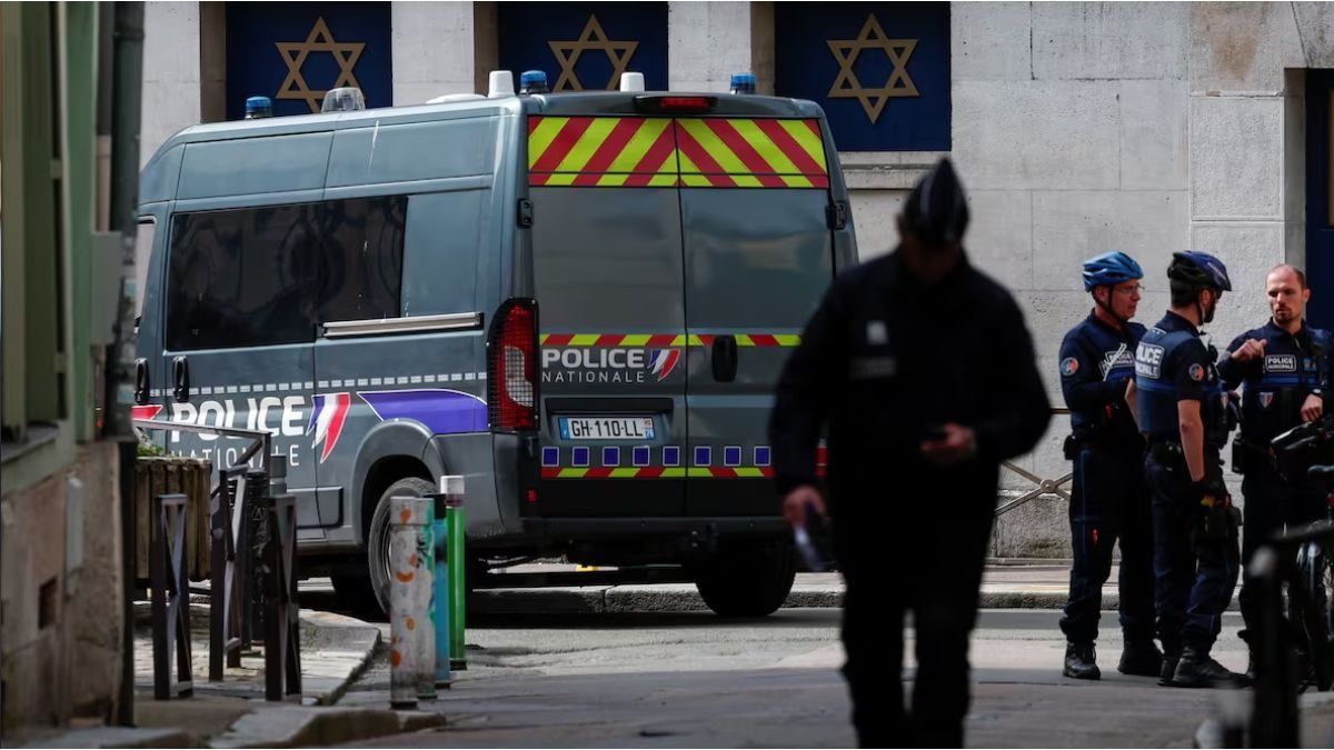 Police kill man who tried to set fire to synagogue