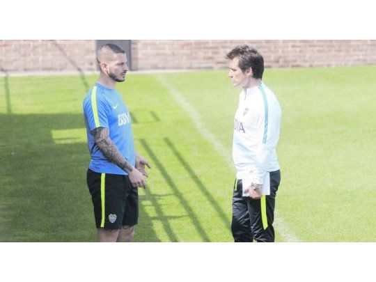 Charla. Darío Benedetto y Guillermo Barros Schelotto cambian opiniones sobre el partido de mañana ante Rosario Central.
