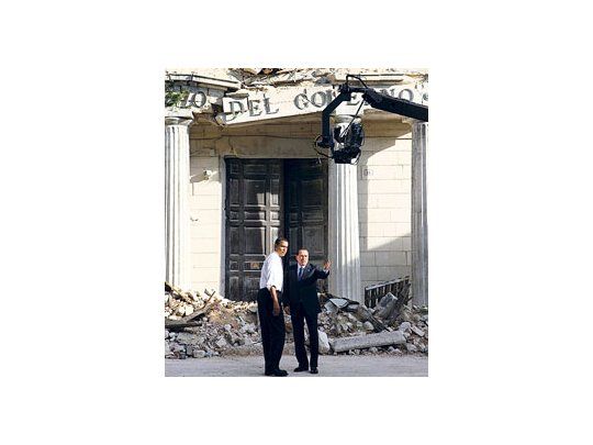 Silvio Berlusconi recorrió ayer, junto a Barack Obama, las ruinas de L’Aquila, donde se lleva a cabo la cumbre. La zona de Abruzzi fue sacudida hace tres meses por un terremoto devastador.
