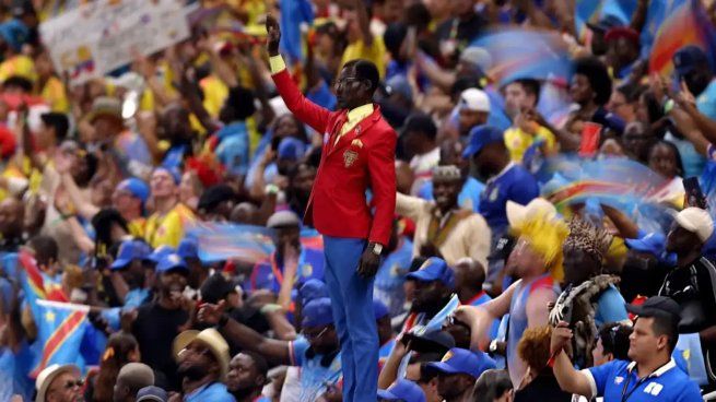 Quién es Lumumba Vea, el hincha-estatua de RD Congo que se robó las miradas ante Colombia