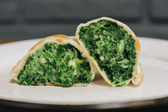 Se destaca la empanada de espinaca que combina la suavidad de la verdura con la intensidad del queso. Se destaca la empanada de espinaca que combina la suavidad de la verdura con la intensidad del queso.