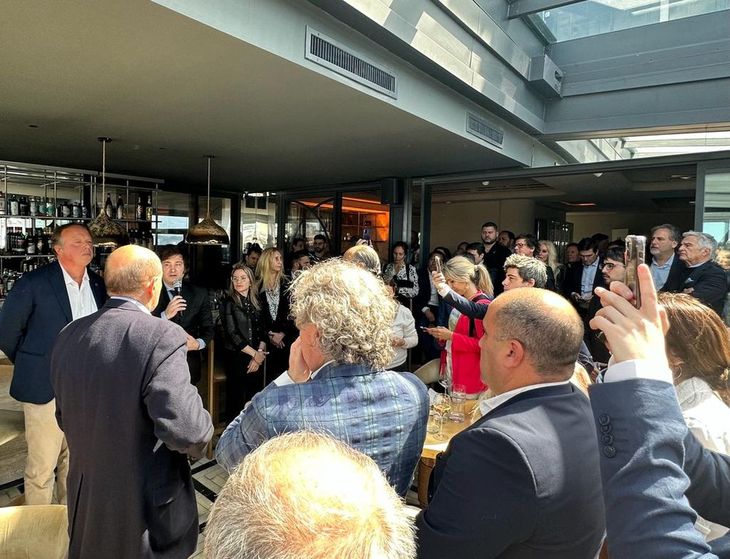 La reunión privada contó con la presencia de 80 empresarios y representantes de bancos, pymes e industrias. La reunión privada contó con la presencia de 80 empresarios y representantes de bancos, pymes e industrias. 