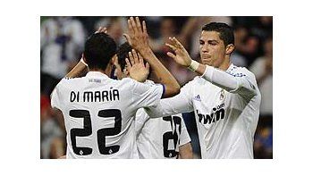 Cristiano Ronaldo festeja con Ángel Di María. El portugués es goleador de la liga con 36 tantos, cinco más que Lionel Messi.