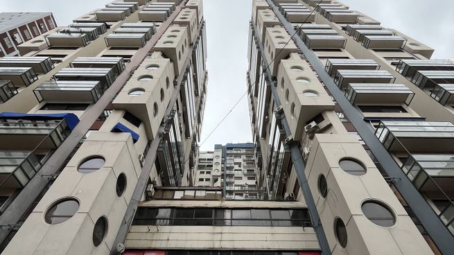 Con una fachada repleta de ojos de buey que remiten a la arquitectura japonesa contemporánea, esta torre se convirtió en una de las construcciones más llamativas y reconocibles de Buenos Aires
