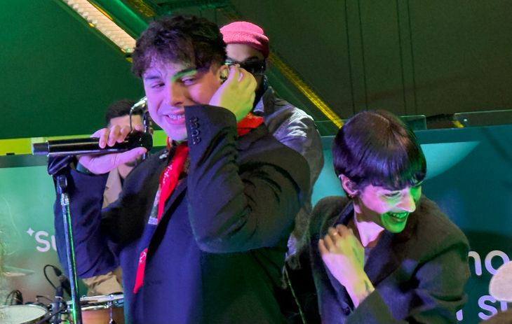 La voz cálida de Zoe Gotusso contrastó con la energía de Rusherking, creando un clima casi mágico en pleno subte.