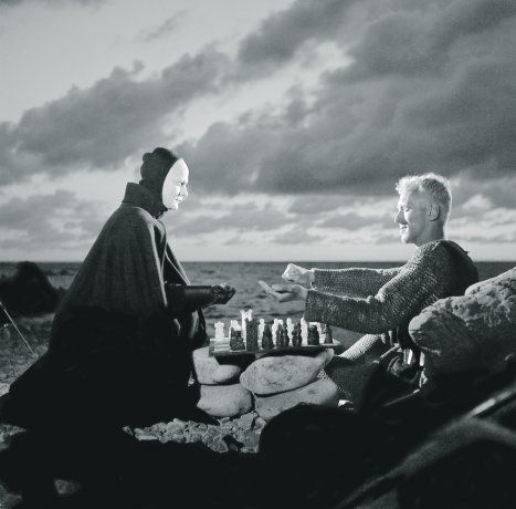 En el centro, en el clásico de Ingmar Bergman “El séptimo sello” (1957), desafiando a la Muerte a un partido de ajedrez. 