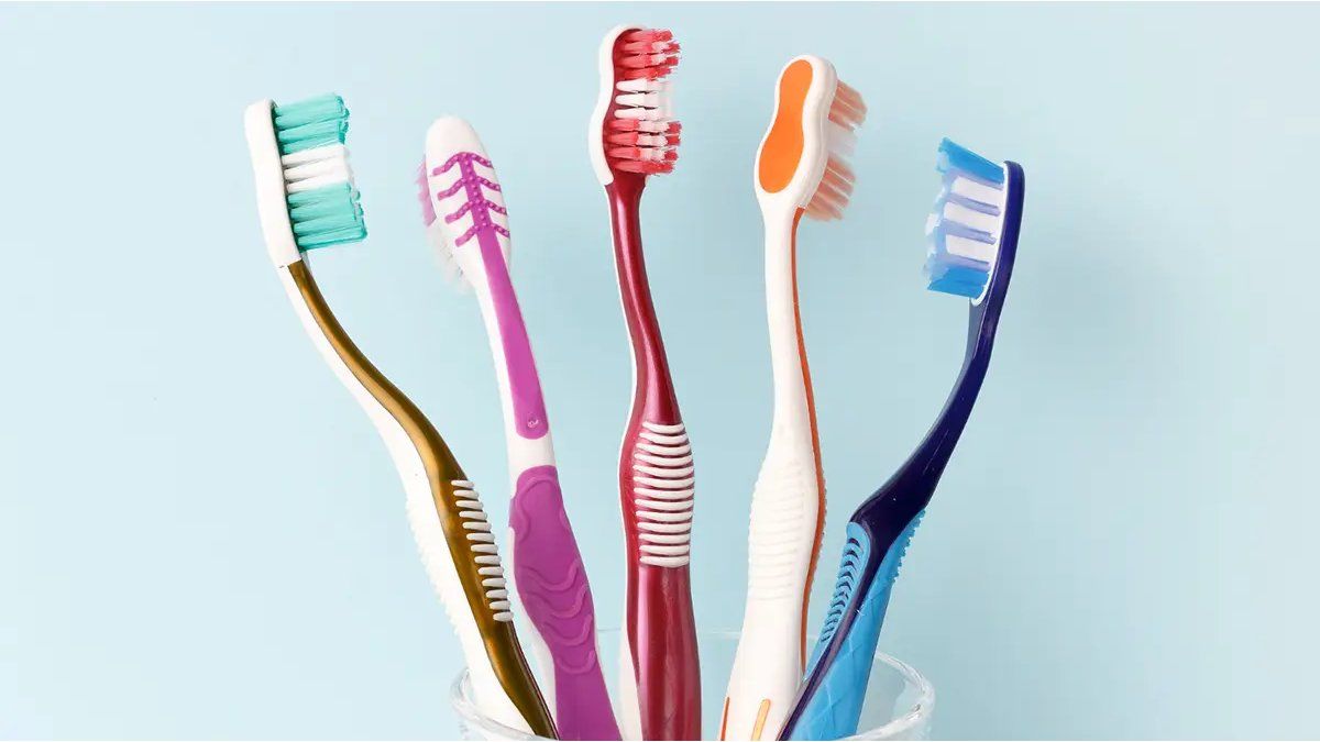 Don’t throw your old toothbrush! It is an ideal tool to save your hair dryer