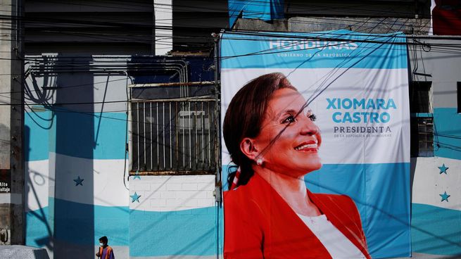 Carteles decorativos por la toma de posesión de Xiomara Castro como presidenta de Honduras.