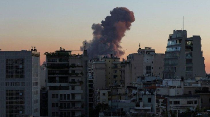 Humo tras los edificios en Beirut, este viernes 27.