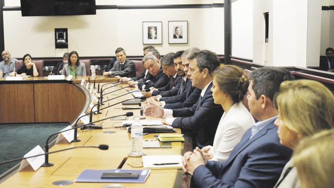 energía. Sergio Massa expuso junto a la secretaria Flavia Royón y los titulares de YPF, Pablo González, y Enarsa, Agustín Gerez.