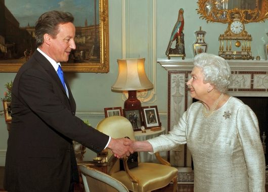 Cameron fue recibido temprano por al Reina Isabel II, quien le ofreció formalmente el cargo de Primer Ministro.
