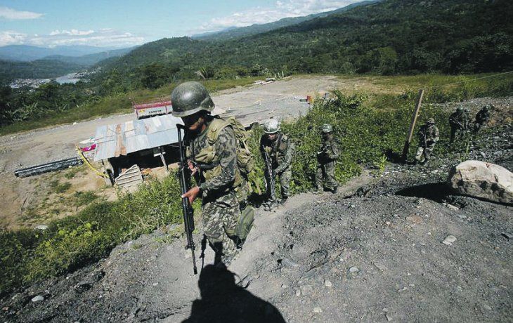 PELIGRO. Un grupo de militares patrullan una región llamada Valle de los Ríos Apurímac, Ene y Mantaro (VRAEM), donde todavía operan disidentes de Sendero Luminoso.&nbsp;