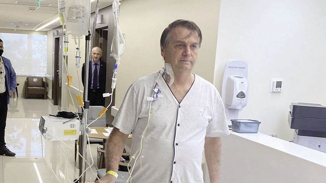 PASEO. El presidente Jair Bolsonaro difundió en sus redes sociales una foto suya caminando por los pasillos del hospital de San Pablo donde está siendo controlado.