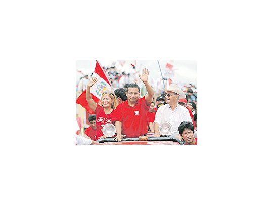 El candidato presidencial Ollanta Humala cerró ayer su campaña, con un fuerte tono nacionalista, frente a una multitud de seguidores en la capital peruana.