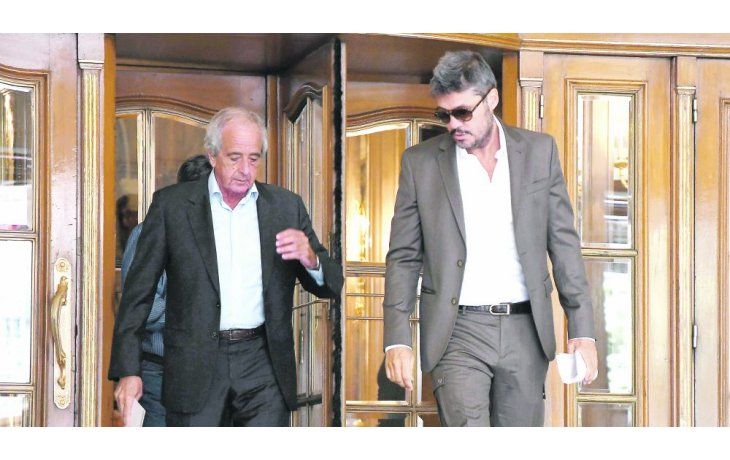 Caras serias. D’Onofrio y Tinelli salen de la reunión con ESPN y se dirigen a la AFA, donde tuvieron poco consenso entre los dirigentes, ya que fueron sólo 16 de los 30 clubes de Primera.