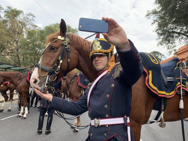 La tradicional selfie antes del desfile militar.