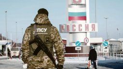 ALTA TENSIÓN. Un guardia fronterizo ucraniano controla un punto de la frontera con Rusia en el paso de Goptovka. Vuelven los aprestos bélicos a la región.
