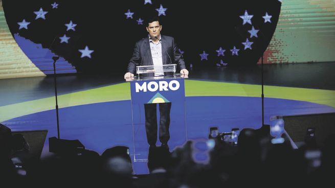 PUESTA EN ESCENA. Sergio Moro, exjuez y exministro de Justicia, se lanzó ayer como candidato presidencial en Brasilia. Lo hará al frente del pequeño partido derechista Podemos.