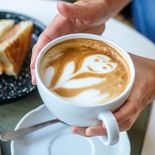 El café porteño que conquista con su estilo retro-industrial y pastelería de autor. El café porteño que conquista con su estilo retro-industrial y pastelería de autor.