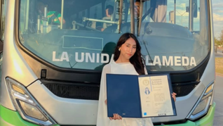 Se gradúa de la UANL y posa con el camión que la acompañó durante su carrera. Se gradúa de la UANL y posa con el camión que la acompañó durante su carrera.