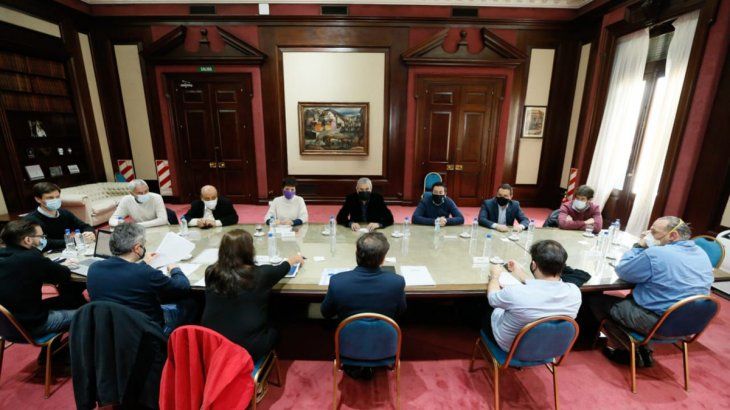 Kicillof con intendentes toma de tierras usurpaciones 3 - 9