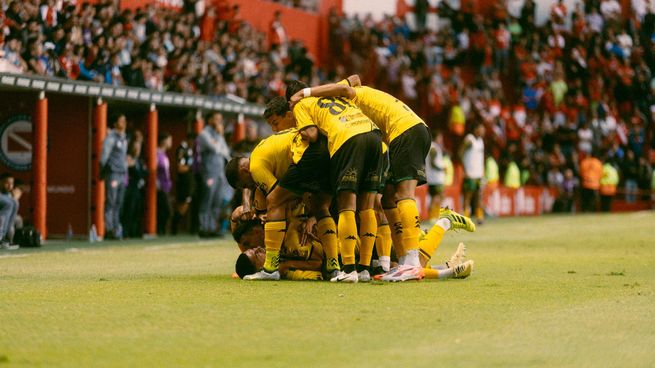 El primero. Aldosivi festejó en La Paternal.