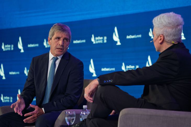 Luis Caputo junto a Héctor Riggi, editor de economía de Clarín Luis Caputo junto a Héctor Riggi, editor de economía de Clarín 