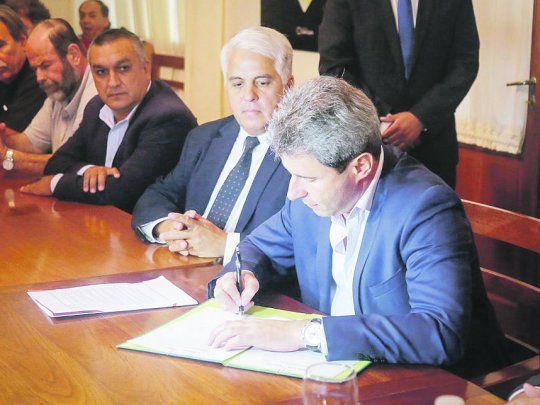AVAL. Sergio Uñac encabezó el lanzamiento del plan de asistencia junto a representantes de las bodegas.