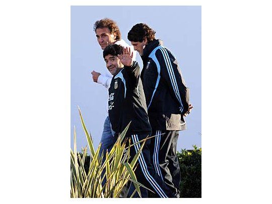 Ruggeri visitó a Maradona en Ezeiza y charló con Bilardo.